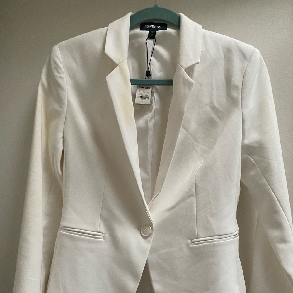 White stretch blazer will get you Spring ready !🌸